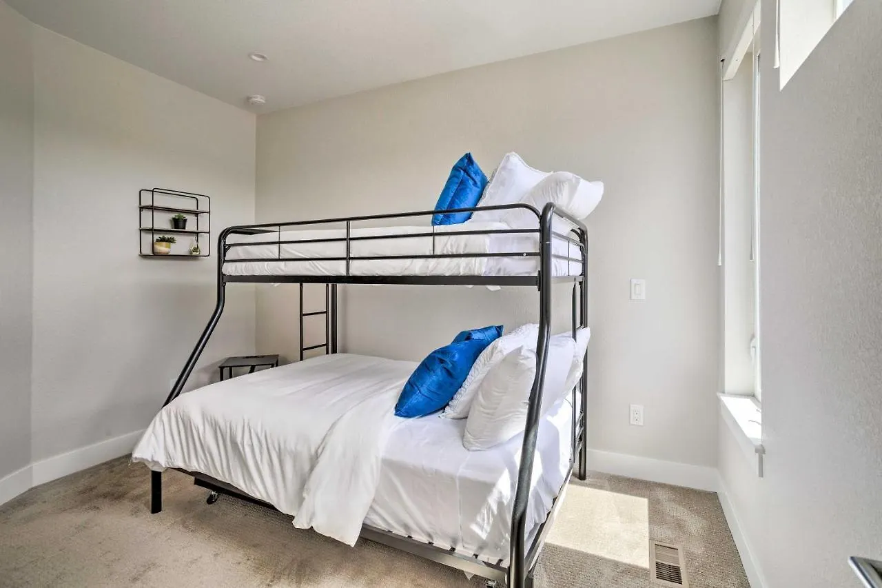 Upscale Denver Townhome With City Skyline Views