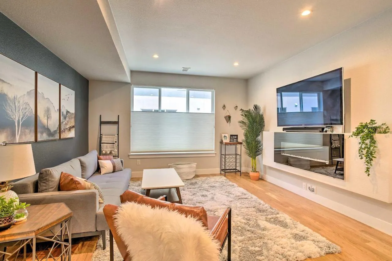 Holiday home Upscale Denver Townhome With City Skyline Views