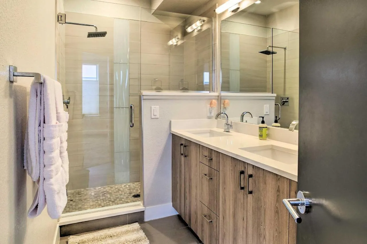 Upscale Denver Townhome With City Skyline Views