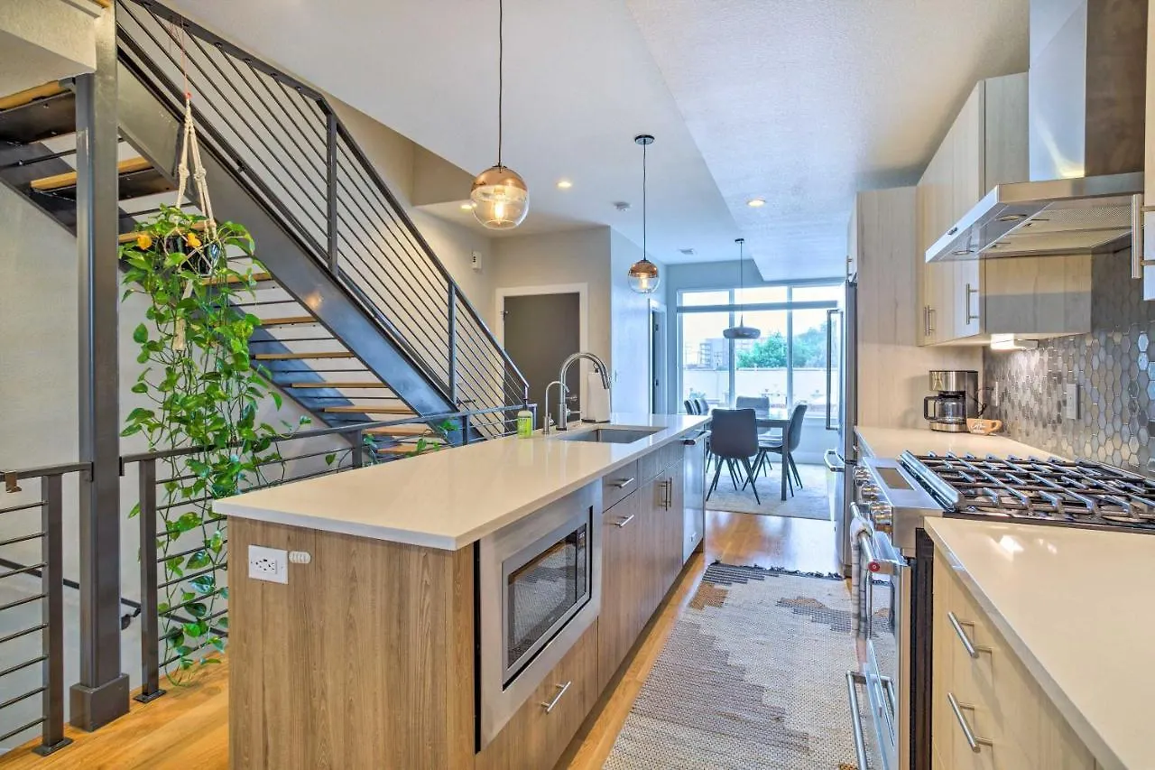 Upscale Denver Townhome With City Skyline Views 0*,